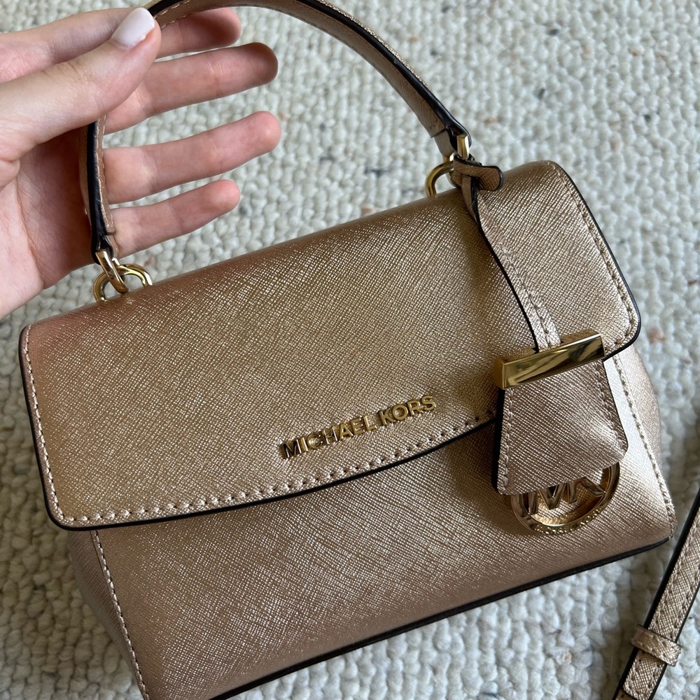 Michael Michael Kors Bag

AVA SMALL SAFFIANO TOP HANDLE SATCHEL